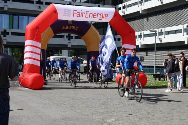 Start des Cycling for Charity mit 12 studentischen Teilnehmenden Start des Cycling for Charity mit 12 studentischen Teilnehmenden