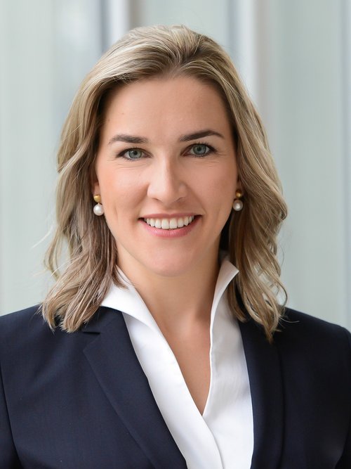 portrait of Dr. Dr. Kira Rambow-Höschele